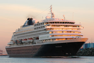 El elegante MS Prinsendam reluciente al anochecer
